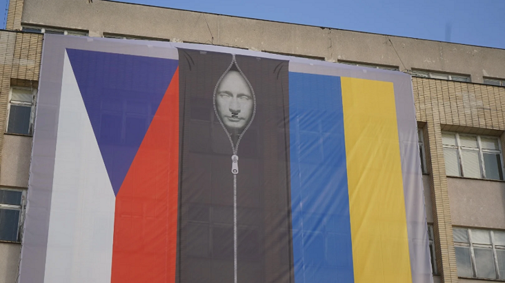 Bakanlık binasına Putin’in ceset torbasında fotoğrafı asıldı