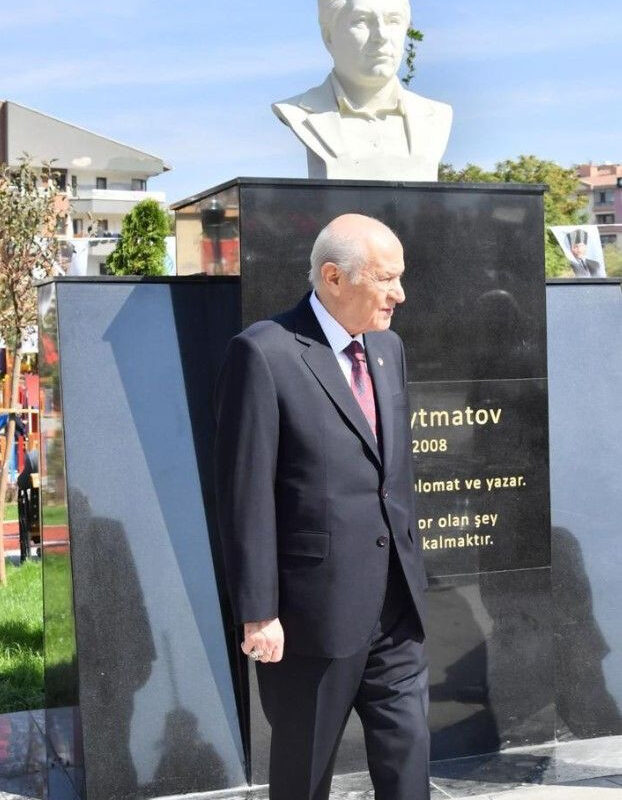 MHP Lideri Devlet Bahçeli Cengiz Aytmatov Parkı’nı inceledi