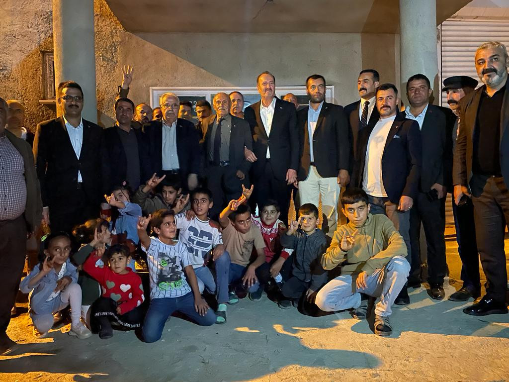 Hakkari’de MHP heyetine sevgi seli: Çocukların sesi dağları inletti