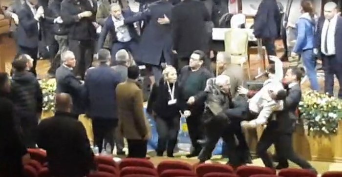 İP’te büyük skandal: Kongrede bayıltan dayak! Üyelerin kucağında dışarıya çıkarıldı