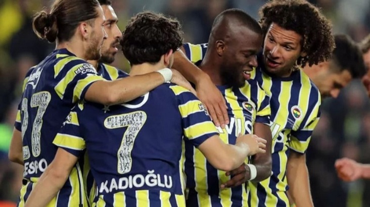 Sivasspor’u 1-0 mağlup eden Fenerbahçe zirveyi bırakmıyor