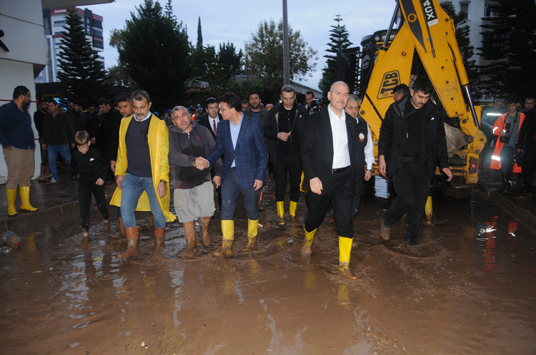 Bakan Soylu: Antalya’daki selde 100 konut, 920 iş yeri, 497 araç ve 12 bin 500 dönüm sera hasar gördü