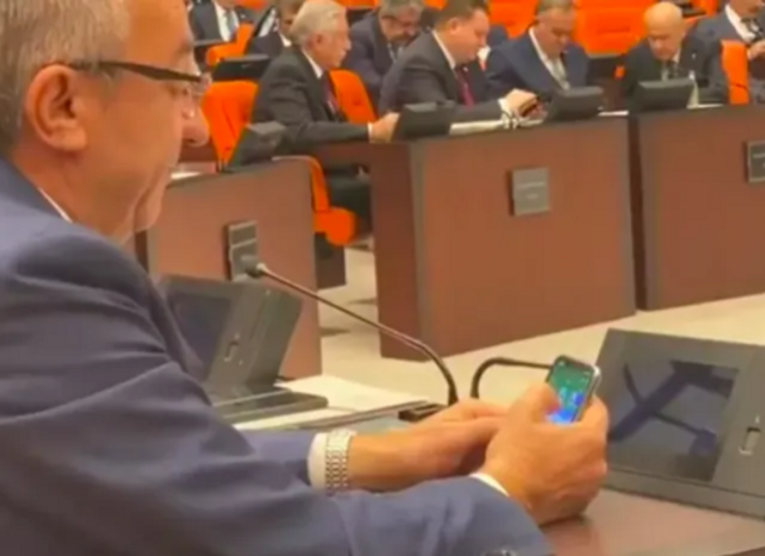 CHP’li Engin Altay bütçe görüşmelerinde iskambil oynadı iddası medyayı karıştırdı