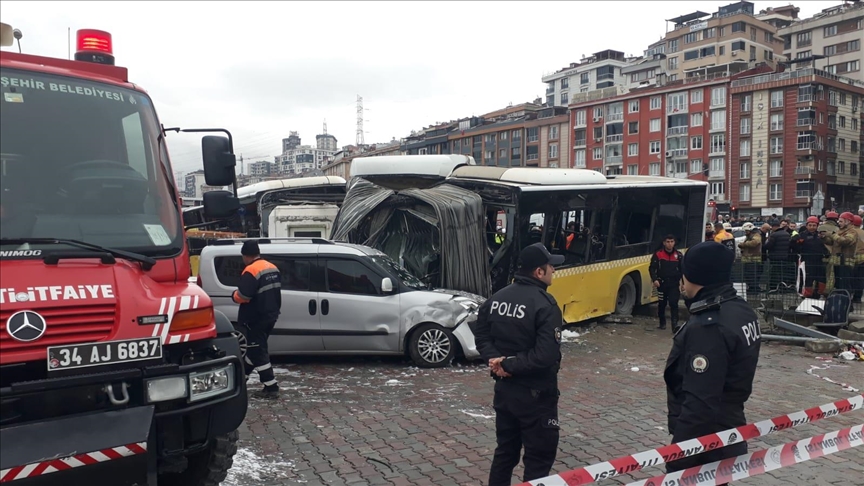 Alibeyköy’de tramvay ile İETT otobüsü çarpıştı: 33 yaralı