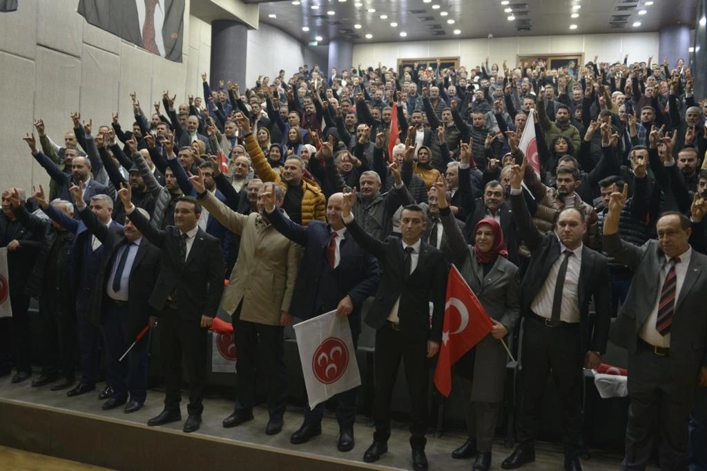 Bolu’da MHP’ye üye olan 1351 kişiye rozet takıldı