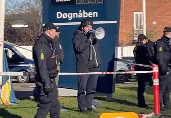 İsveç’ten sonra bu kez de Danimarka’da! Caminin karşısına gelip…