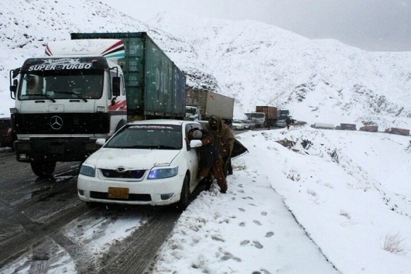 Pakistan’da acil durum ilan edildi! Kar esareti yaşanıyor