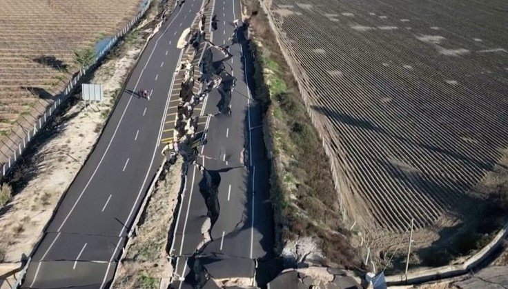 Deprem sonrası dev yarıkları görüntüleyen Yunan medyası şokta: Böylesi filmlerde olur zannederdik