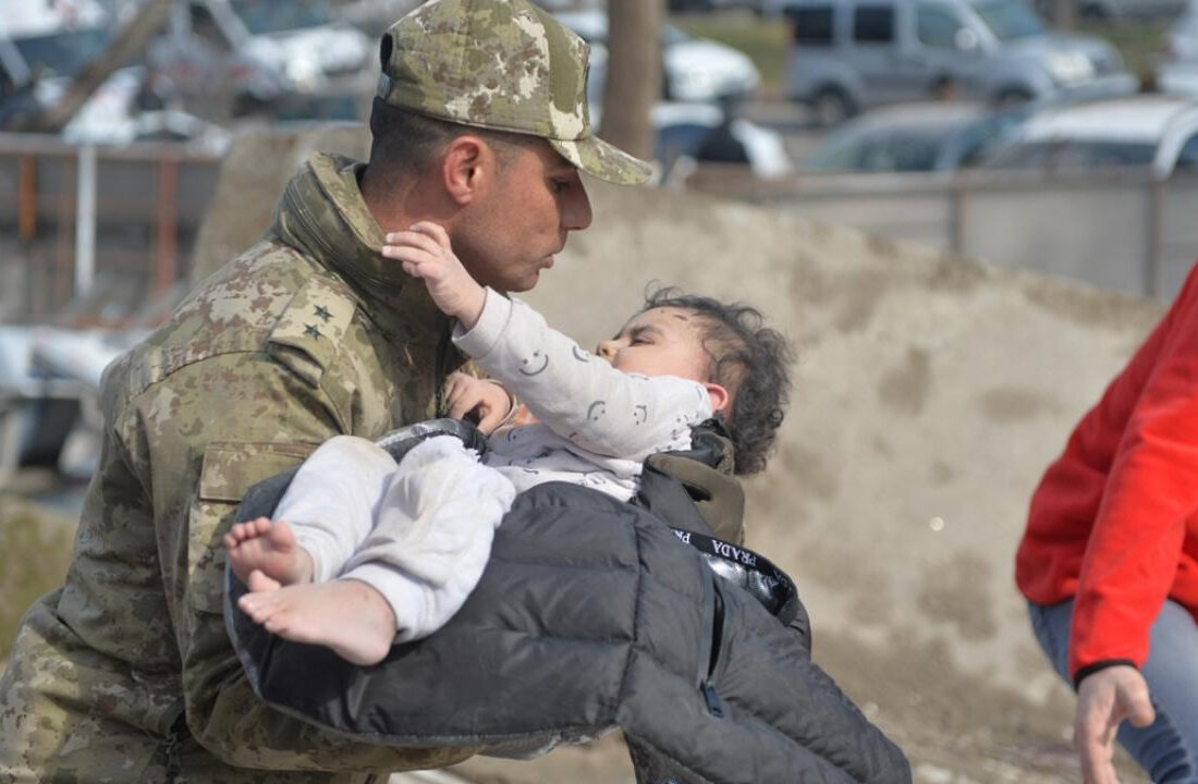 Depremden 31 saat sonra 15 aylık bebek enkazdan çıkarıldı