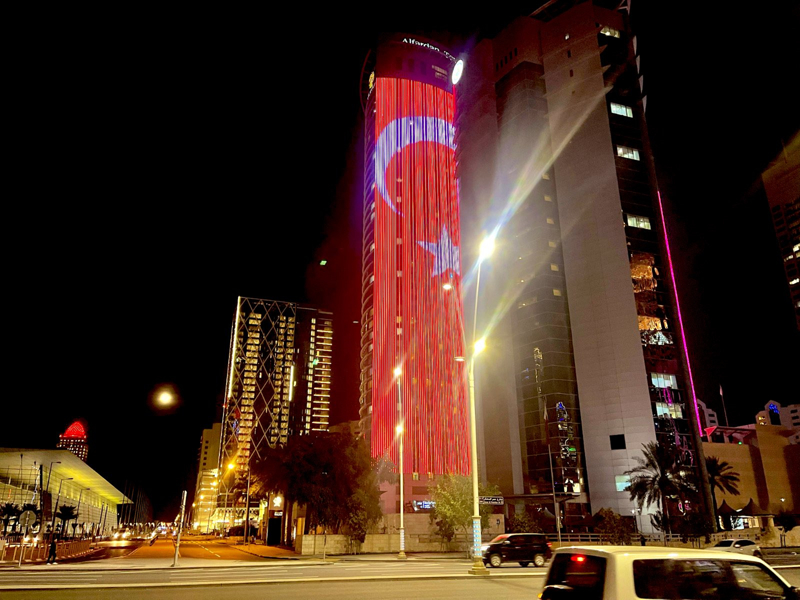 Kardeş ülkeden dayanışma mesajı! Sembol binaları Türk bayrağıyla donattılar