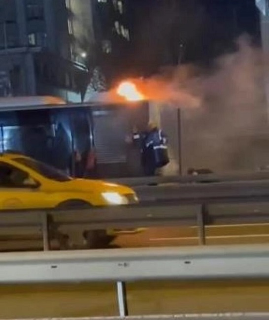 Bakırköy’de metrobüs yangını