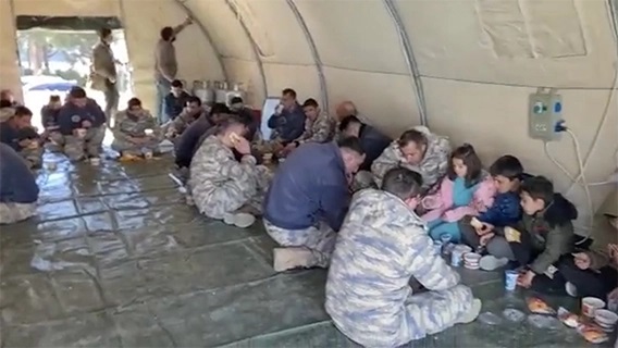 MSB: Mehmetçik ile depremzede çocuklar aynı sofrada