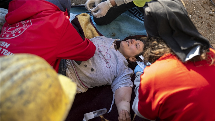 Hatay’da depremin 228. saatinde enkazdan anne ve 2 çocuğu kurtarıldı