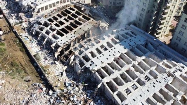 Hatay’da çöken rezidansın sahibi Hüseyin Yalçın Coşkun Karadağ’a kaçarken yakalandı