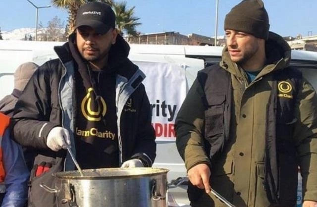Dünyaca ünlü şarkıcı Kahramanmaraş’a gelerek depremzedelere yemek dağıttı