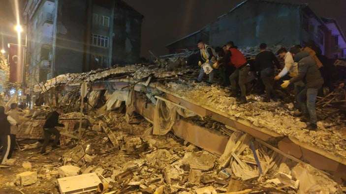10 ilde yıkıma neden olan depremde 2 bin 921 kişi hayatını kaybetti