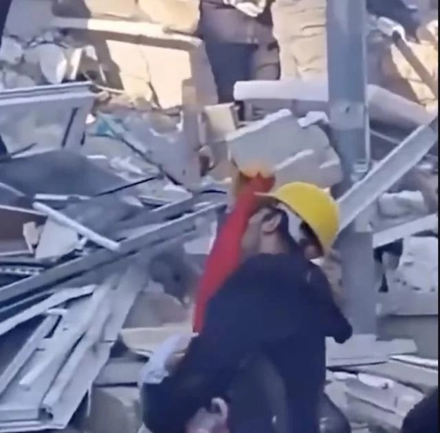 Bu acının tarifi yok! Enkazda çocuğunun kıyafetlerini buldu