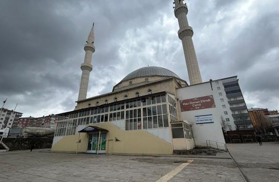 Çocuklar camiye biber gazı sıktı, imam namazı tamamlayamadı