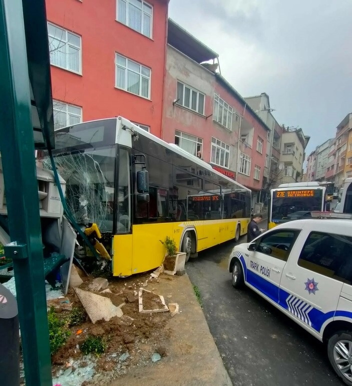 Kağıthane’de İETT otobüsü kontrolden çıktı