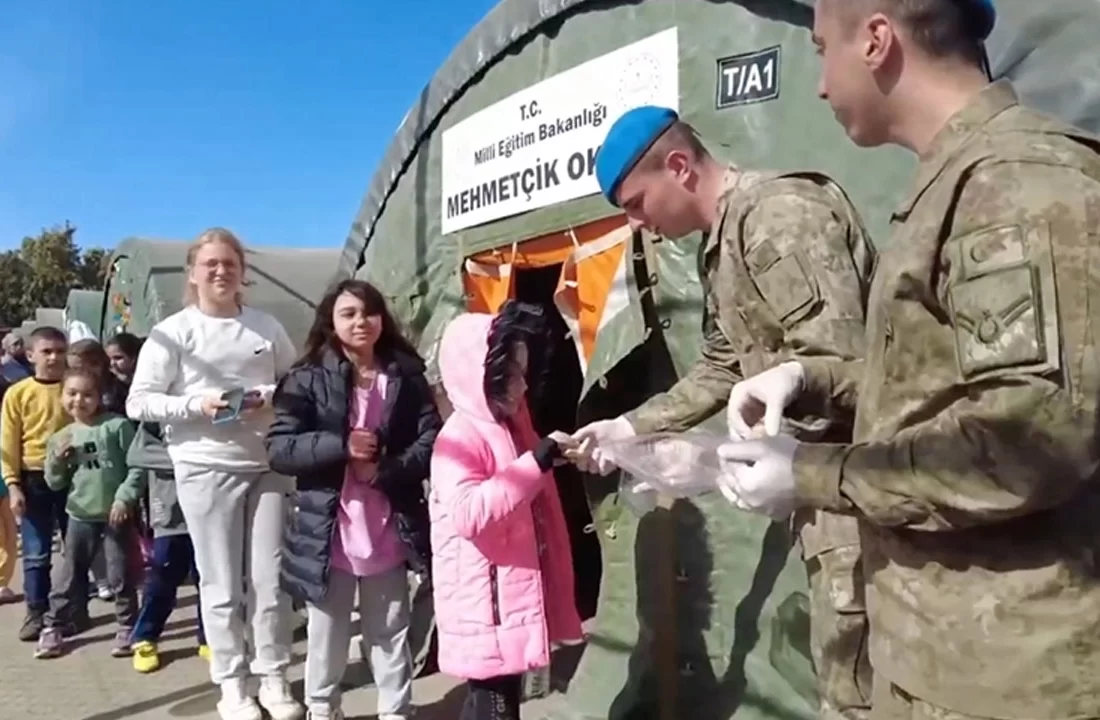 Mehmetçik depremzedelere kandil simidi dağıttı