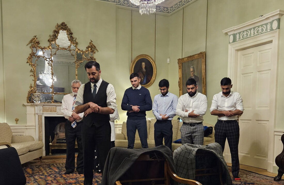 İskoçya’nın yeni başbakanı Yusuf resmi konuttaki ilk gününde namaz kıldırdı