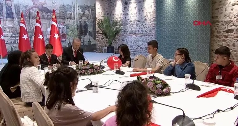 Dolmabahçe’de renkli sohbet! Heyecandan cumhurbaşkanlığını unuttu…