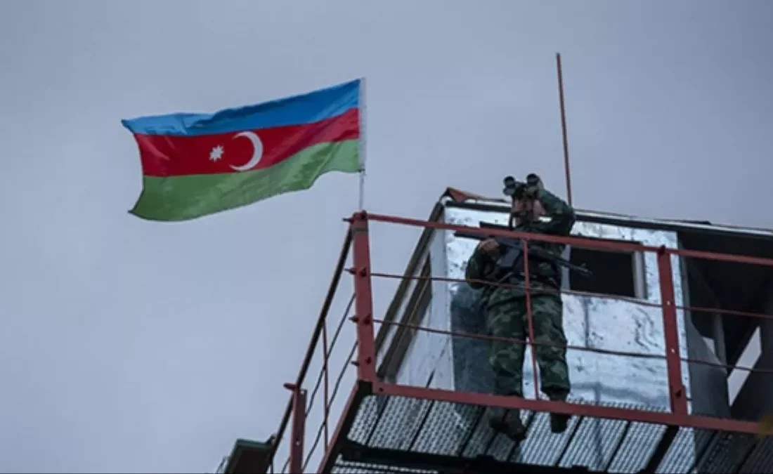 Kritik noktaya Azerbaycan bayrağı dikildi