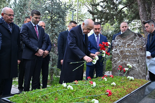 Alparslan Türkeş’in kabrini ziyaret eden MHP Lideri Bahçeli’den 14 Mayıs mesajı