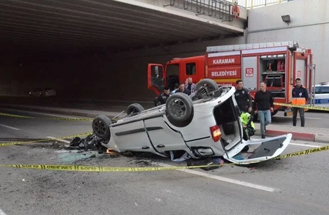 Üst geçitten düşen araçtaki 2 kişi hayatını kaybetti