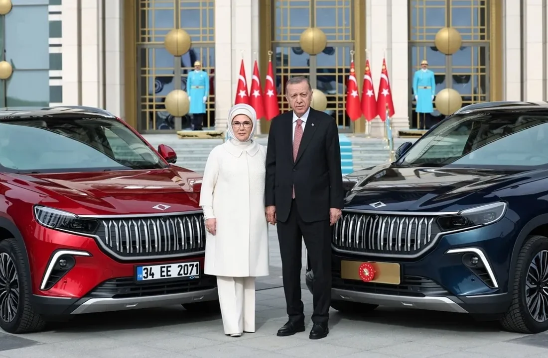 Türkiye’nin 60 yıllık hayali gerçek oldu! Cumhurbaşkanı Erdoğan, ilk Togg’u teslim aldı