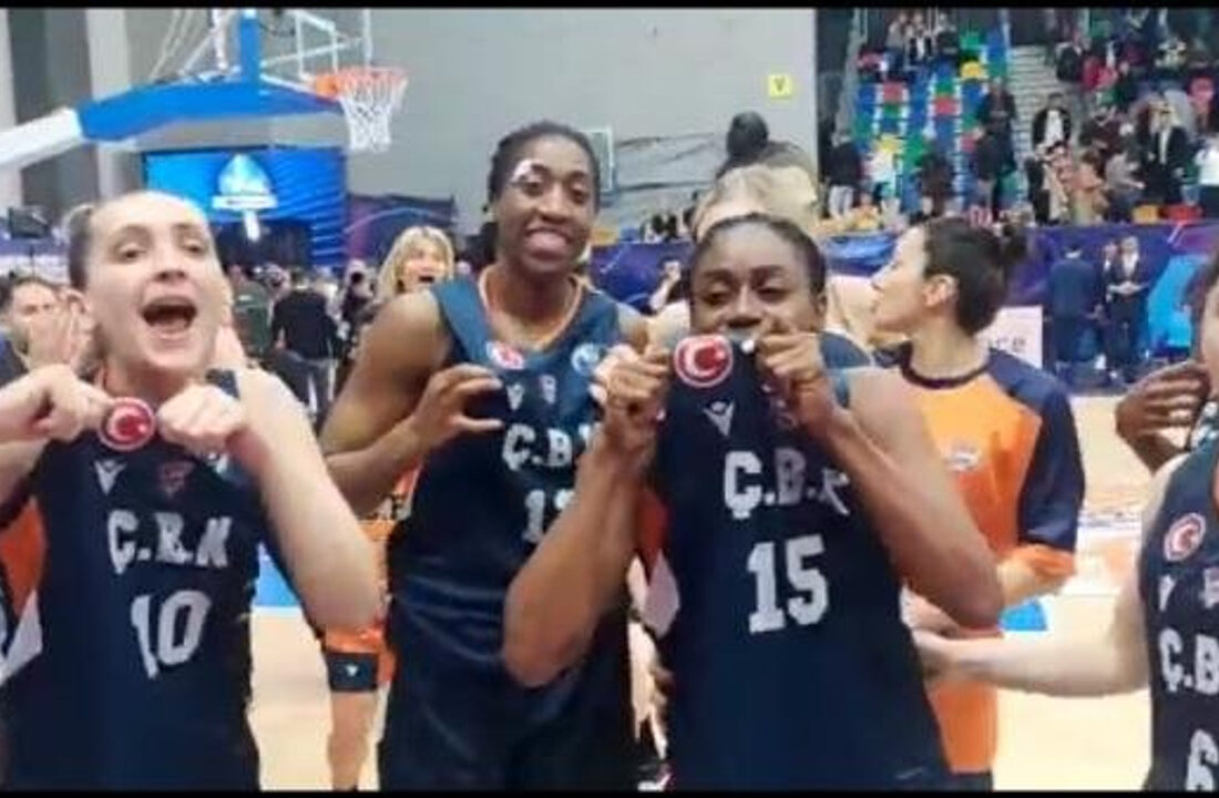 Türk bayrağı ile sevince engele sporculardan tokat gibi cevap