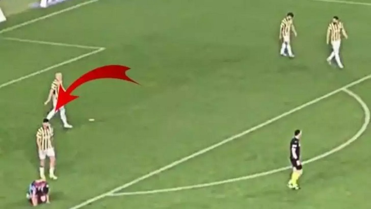 Samet Akaydin, secdeye giden futbolcuya tükürdü mü? Tartışmalara nokta koyacak açı ortaya çıktı