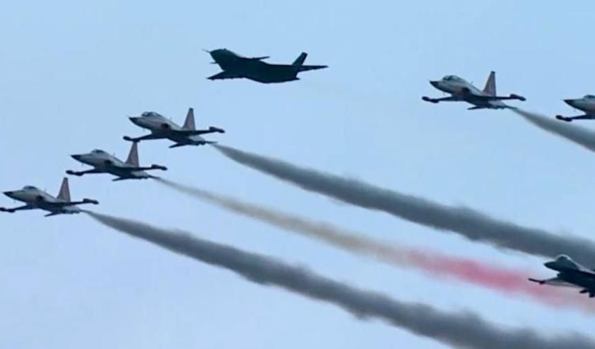 Bayraktar KIZILELMA, SOLOTÜRK ve Türk Yıldızları birlikte uçuş yaptı