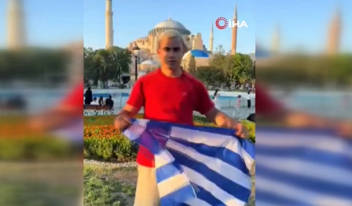 Ayasofya önünde Yunan bayrağı açtı! Bir gün gerçek sahibine dönecek…