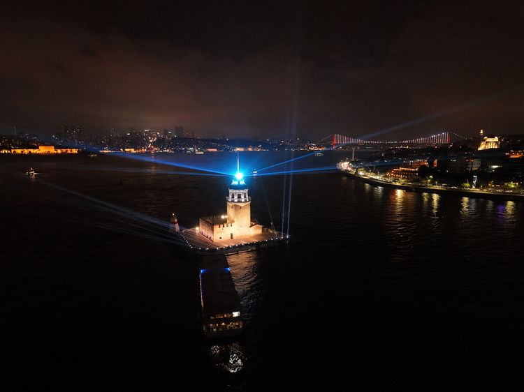 Kız Kulesi ile Galata Kulesi’nde her akşam ışık ve lazer gösterisi yapılıyor