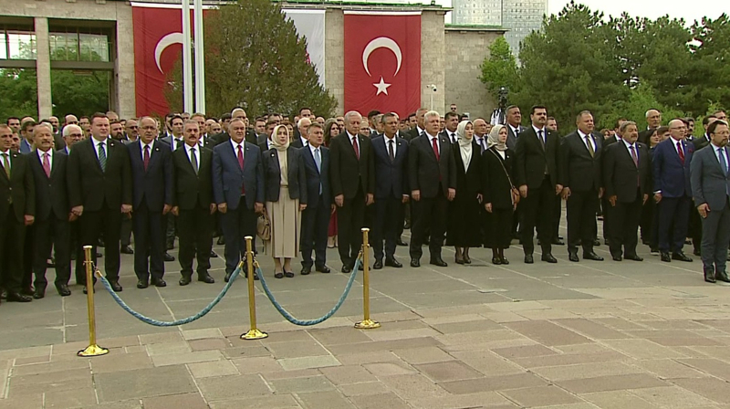 Atatürk Anıtı önünde tören: Meclis’te ilk oturumu Devlet Bahçeli yönetecek