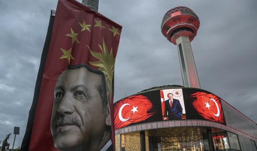 Cumhurbaşkanı Erdoğan’ın yeniden göreve başlaması nedeniyle Türk bayrağı renkleriyle ışıklandırıldı