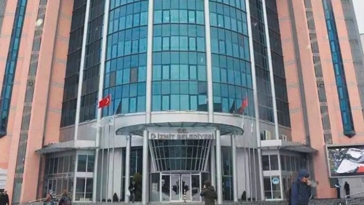 Bir EYT zulmü de İzmit Belediyesinden! İşçiler çareyi binayı basmakta buldu