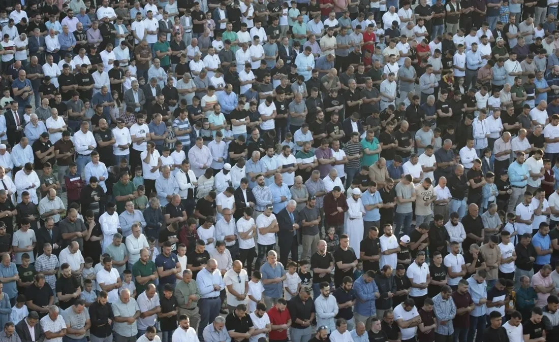 Mescid-i Aksa’da 100 bin kişiyle bayram namazı kılındı