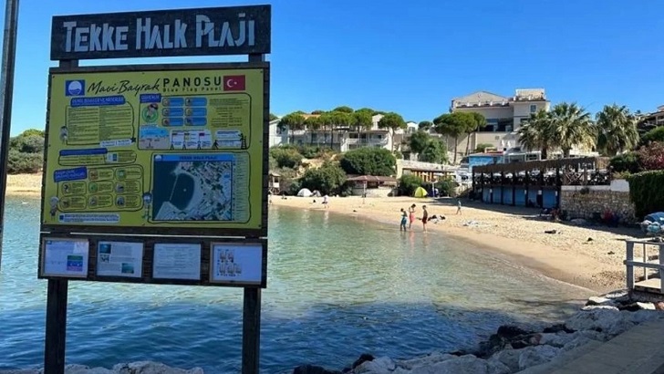 Çeşme’de skandal olay! Belediyeye ait giderlerin lağım suları mavi bayraklı plaja aktı