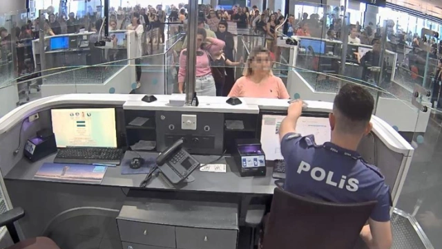 Şüpheli hareketleri ele verdi! Kadın yolcunun iç çamaşırından çıkan şeyin değeri tam 30 milyon TL….