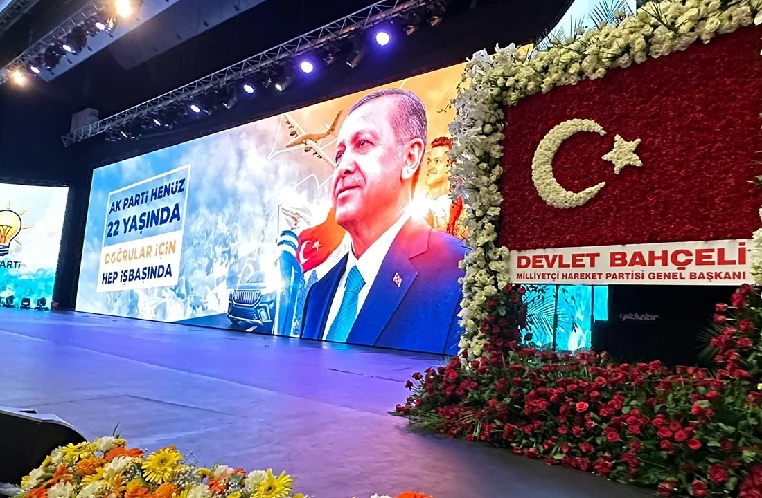MHP lideri Bahçeli’den AK Parti’ye özel jest: Türk bayrağı ve beyaz orkidelerle dolu anlamlı aranjman