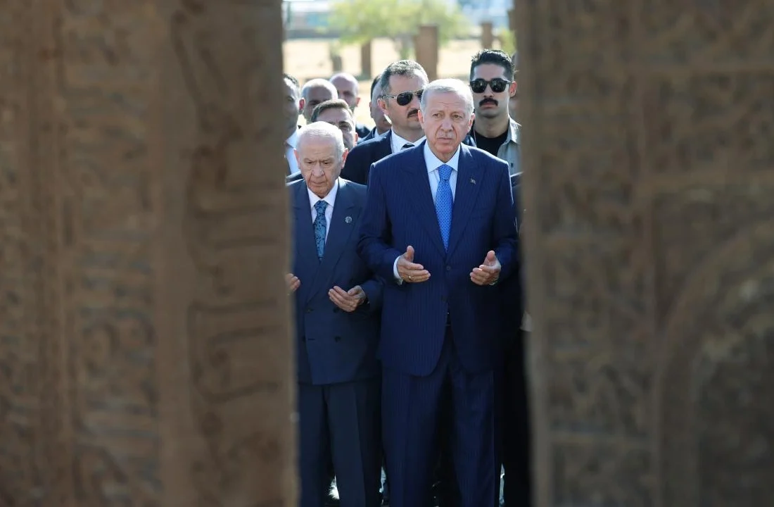 Cumhurbaşkanı Erdoğan ve MHP lideri Devlet Bahçeli Ahlat’ta Selçuklu mezarlığını ziyaret etti