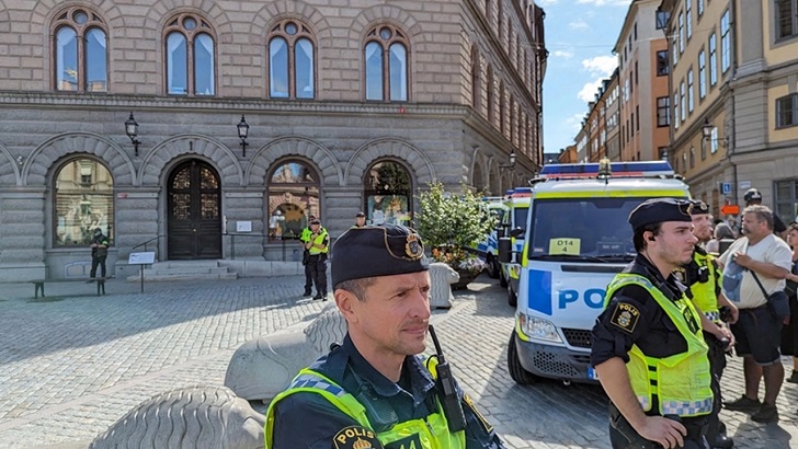 İsveç’te İran’ın Stockholm Büyükelçiliği önünde Kur’an-ı Kerim’e yönelik saldırı