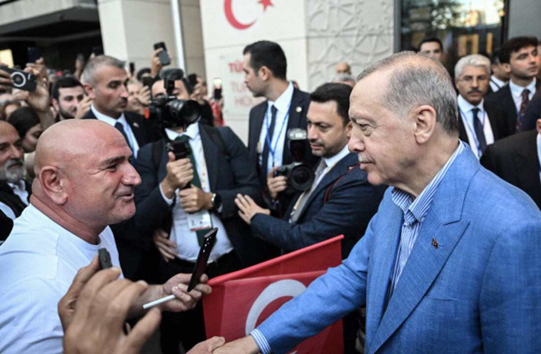Cumhurbaşkanı Erdoğan Türkevi’nin önünde sevgiyle karşılandı