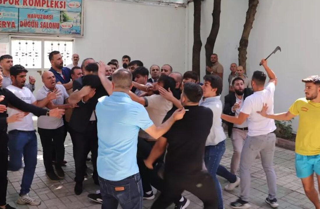 CHP kongresi ringe döndü! Sandalyeler havada uçuştu… Gözaltına alınanlar var