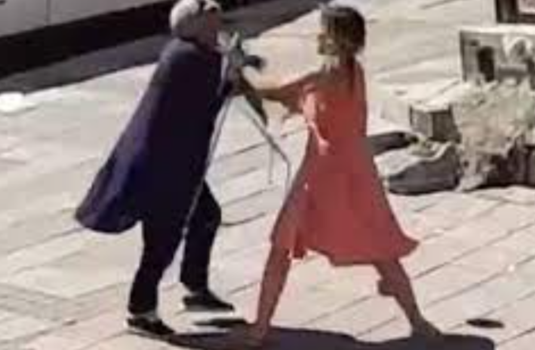 Sokak ortasında başörtülü kadınlara alçak saldırı