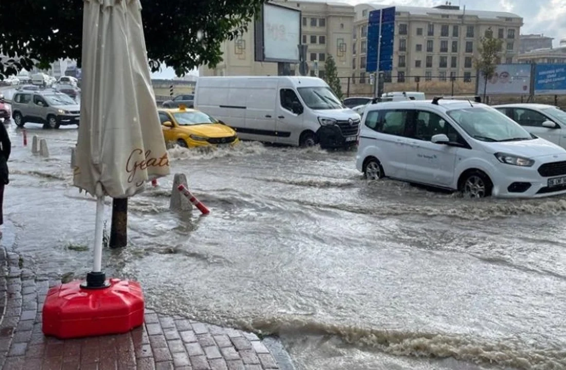 İstanbul’da sağanak su baskınlarına neden oldu