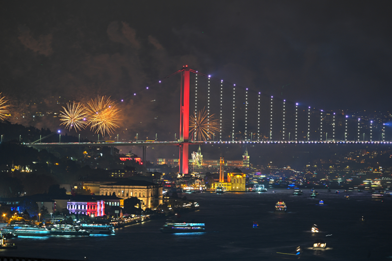 İstanbul Boğazı’nda dron ve havai fişeklerle gösteri düzenlendi