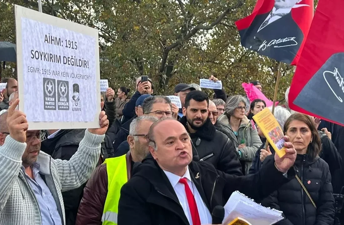 Almanya’da Ermeni iddialarına ilişkin anıtın kaldırılması için gösteri yapıldı